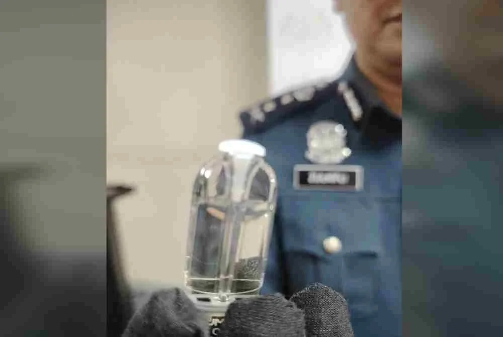 Pihak berkuasa merampas cecair vape disyaki mengandungi dadah sintetik.
