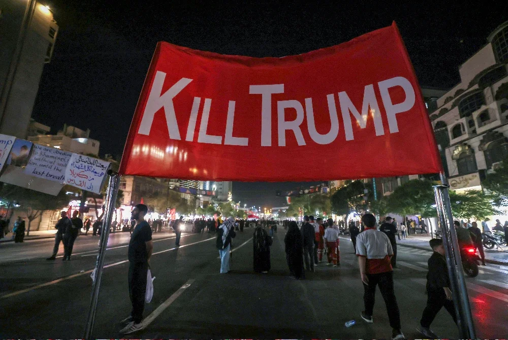 Kain rentang tertera Kill Trump (bunuh Trump) ketika istiadat penghormatan terakhir.