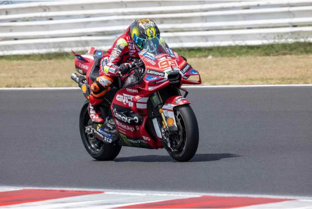 Nazir Hussin menunggang motosikal MotoGP milik juara dunia Marc Marquez di Misano World Circuit Marco Simoncelli, Itali.