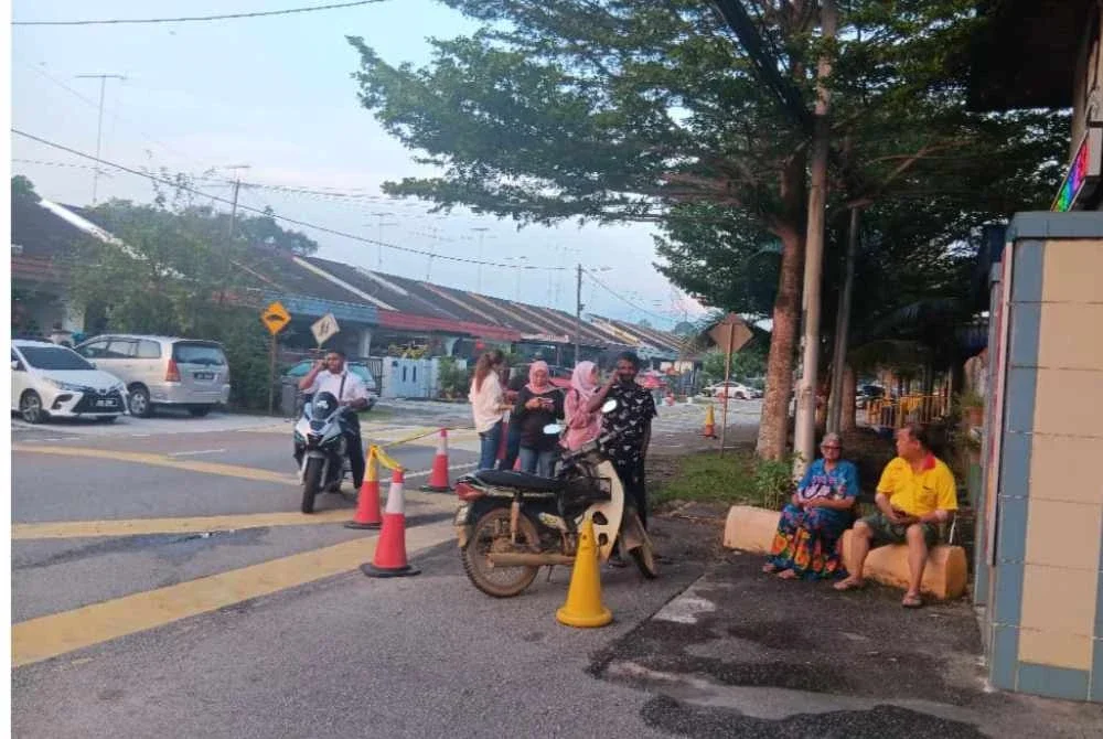 Pengundi mula beratur dihadapan SJKC Kulai Besar sebelum Pusat Mengundi dibuka pada jam 8 pagi pada Sabtu.