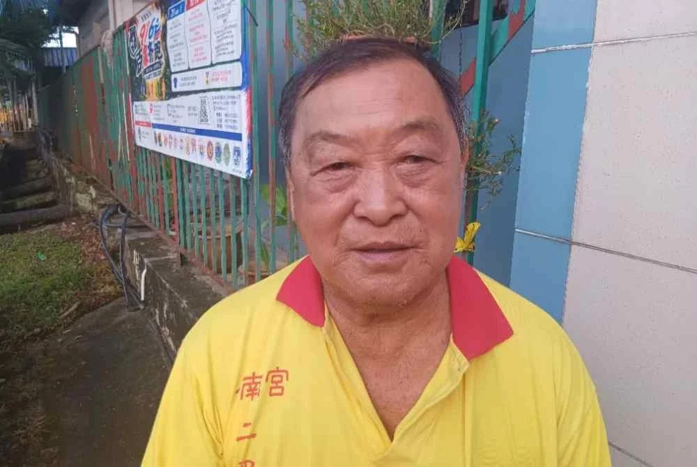 Gan Hin tiba seawal jam 6.45 pagi di Pusat Mengundi SJKC Kulai Besar.