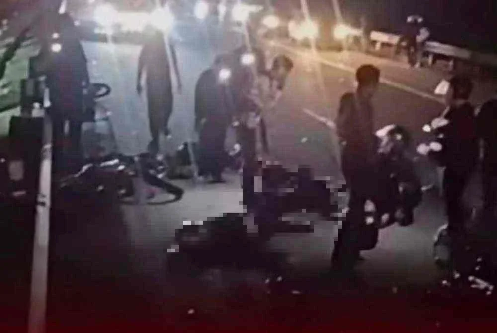 Empat penunggang motosikal Yamaha RX-Z maut dalam kemalangan membabitkan 12 motosikal dan sebuah kereta di Kilometer 246.4 Lebuhraya Pantai Timur (LPT) menghala ke Kemaman pada awal pagi Sabtu.