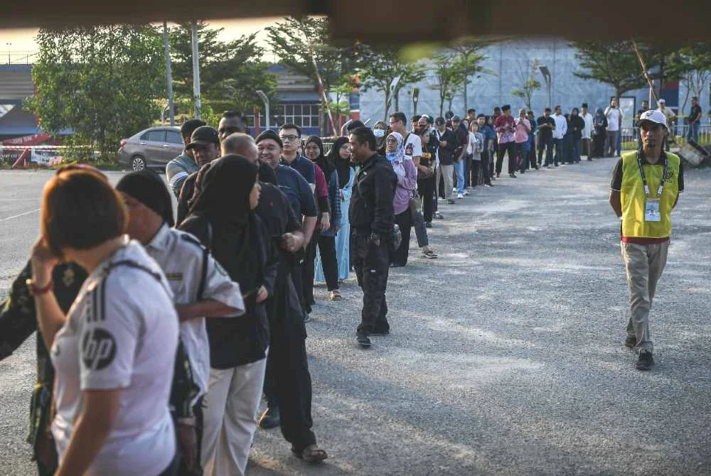 Orang ramai menunggu giliran untuk mengundi bagi DUN N44 Larkin pada PRN Johor ke-16 di Sekolah Kebangsaan Tanjung Puteri pada Sabtu. Foto Bernama