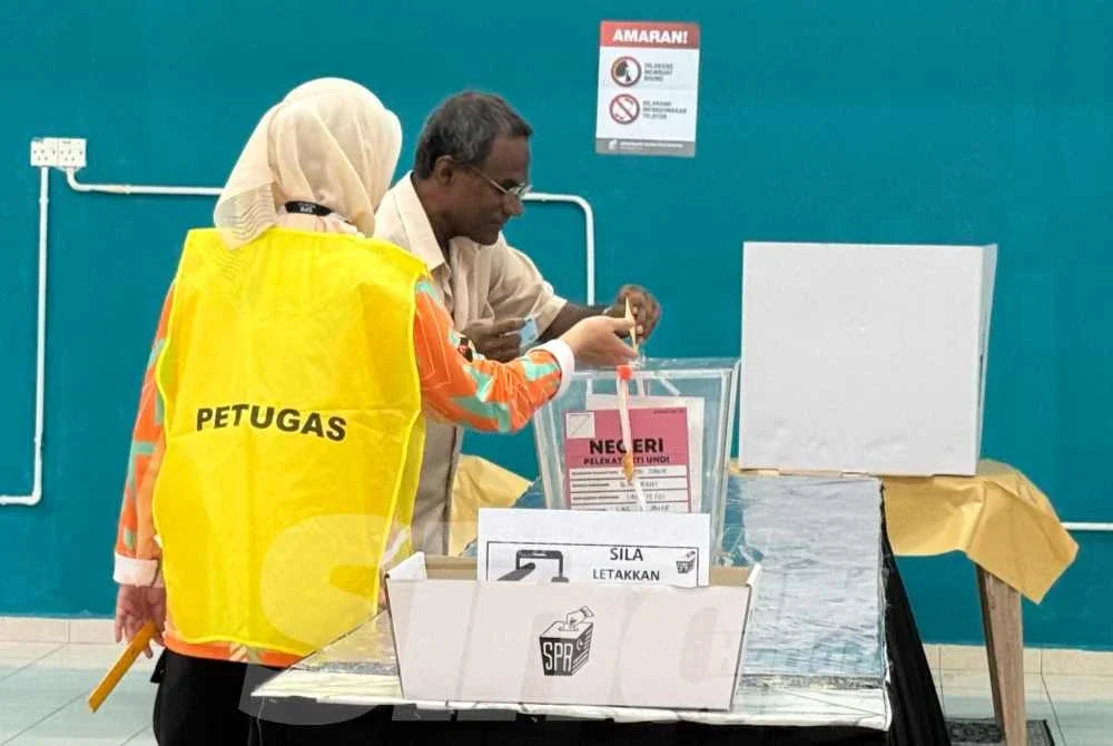 Gunasekaran membuang undi di SMK Sri Muar.