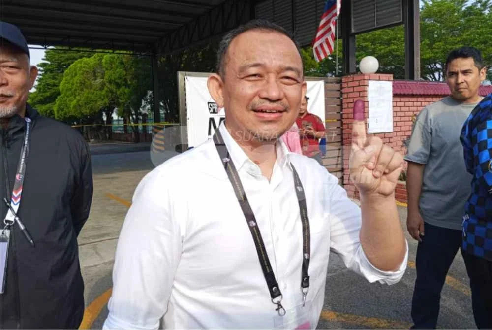 Maszlee menunjukkan jarinya selepas selesai mengundi di SJKC Tuan Poon.