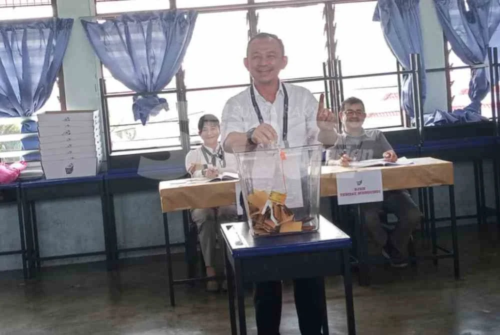 Maszlee selamat menunaikan tanggungjawab sebagai pengundi di DUN Machap.