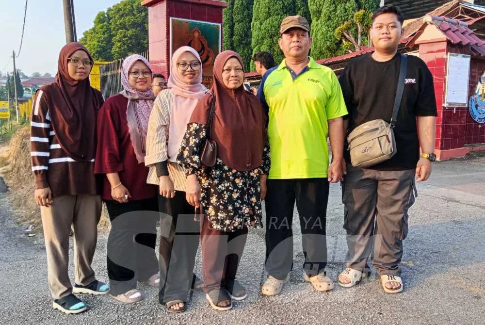 Maznah (tengah) bersama suami, Shahrom (dua dari kanan) serta anak-anak hadir seawal pagi bagi menunaikan tanggungjawab mengundi pada PRN Johor di pusat mengundi di SK Simpang Renggam, pada Sabtu.
