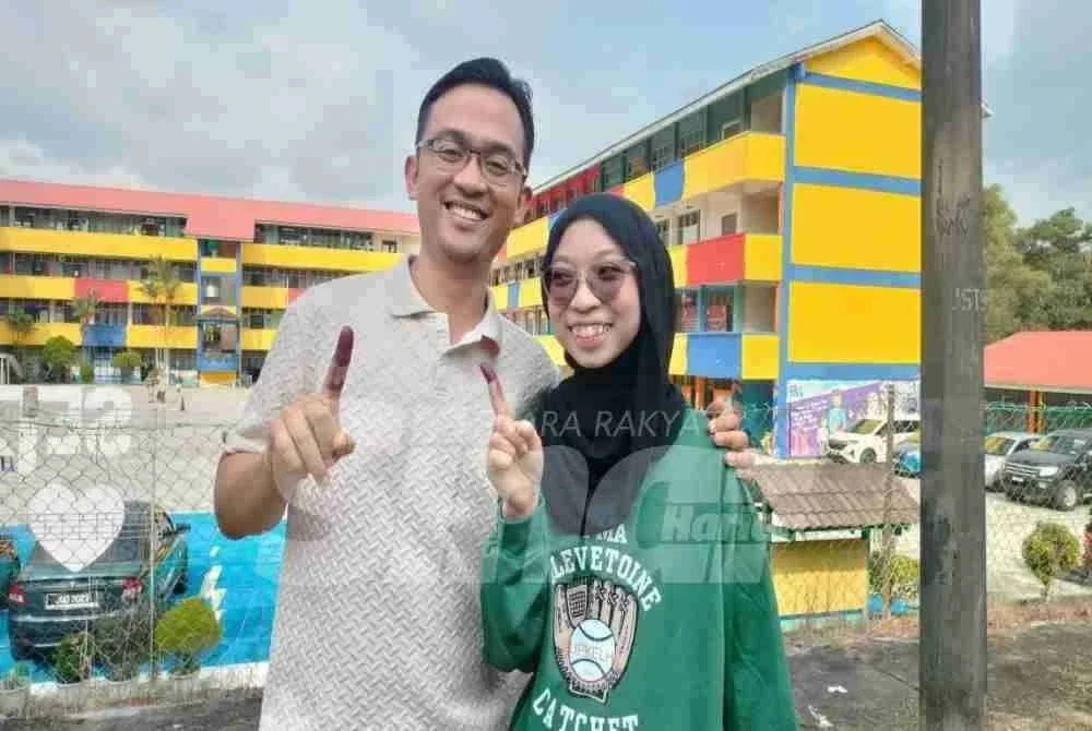 Wildan Haris dan adiknya, Rania Humaira menunaikan tanggungjawab mengundi di SK Taman Sutera.