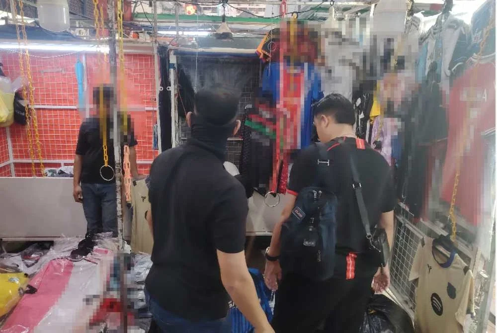 Antara gerai penjualan jersi disyaki tiruan di Jalan Petaling yang diserbu KPDN Kuala Lumpur pada Jumaat.