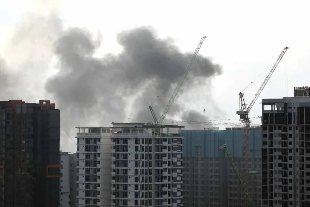 Kebakaran melibatkan sebuah stor penyimpanan barangan pembinaan. Foto Bernama