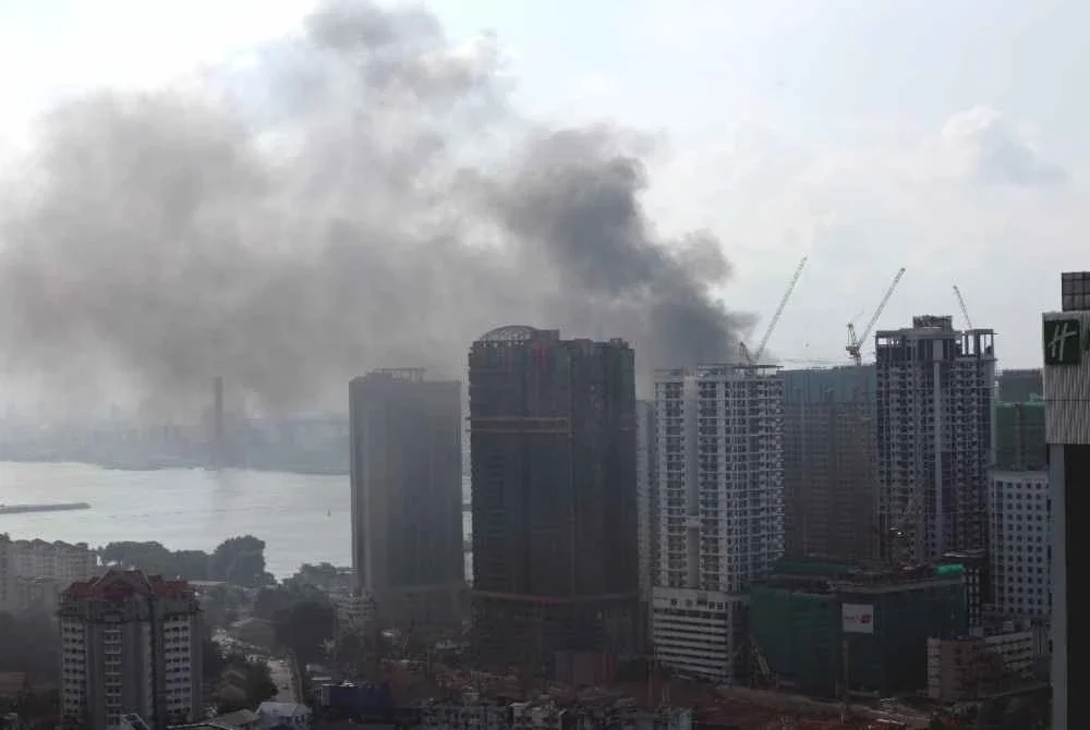 Suasana hari pengundian PRN Johor ke-16 di sekitar pusat bandar dikejutkan dengan kepulan asap tebal dari kawasan Stulang Laut berhampiran R&F Mall. Foto Bernama