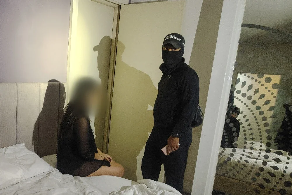 Antara wanita warga Indonesia yang ditahan JIM dalam serbuan di sebuah hotel pada Sabtu.