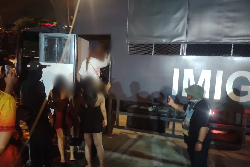 JIM menahan enam wanita warga asing dalam serbuan di sebuah hotel di Jalan Cheras, Kuala Lumpur pada Sabtu.