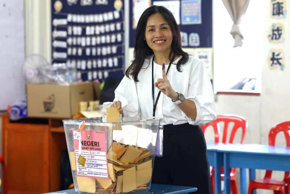 Nie Ching mengundi bagi PRN Johor ke-16 di Sekolah Jenis Kebangsaan Cina (SJKC) Kulai Besar. Foto Bernama