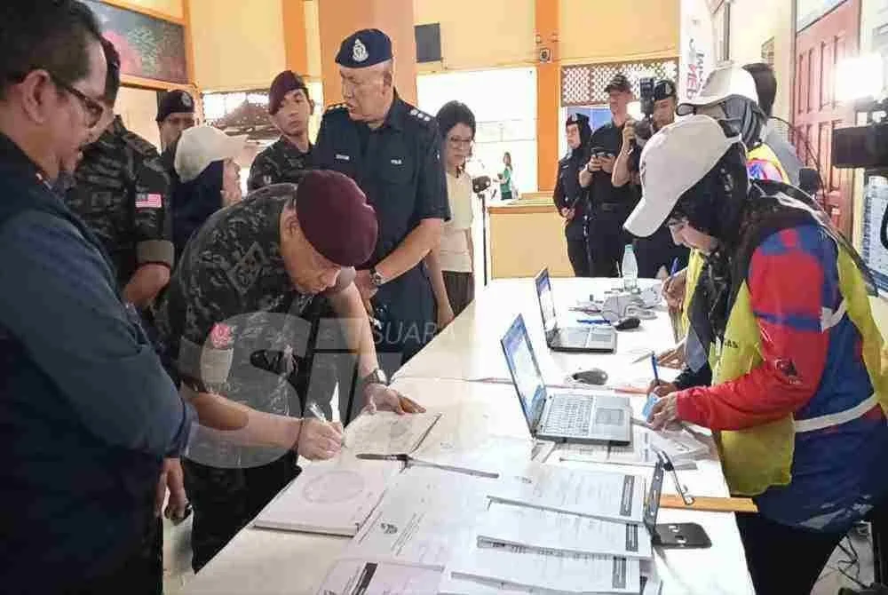 Mohd Khalid ketika meninjau kelancaran proses pengundian di pusat mengundi SMK Taman Molek, Johor Bahru.