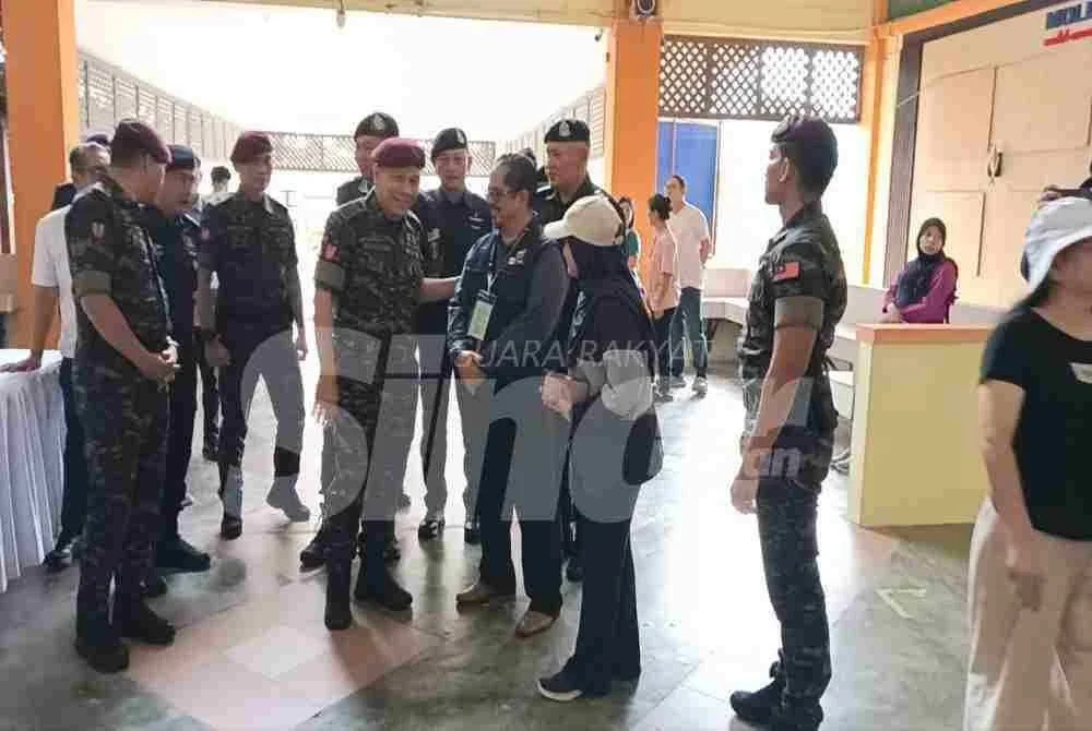 Mohd Khalid ketika meninjau kelancaran proses pengundian di pusat mengundi SMK Taman Molek, Johor Bahru.
