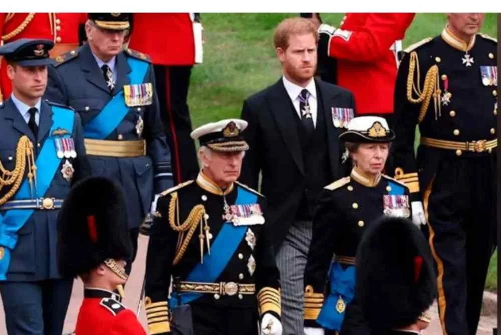 Gambar fail menunjukkan Raja Charles, Puteri Anne, Putera William dan Putera Harry mengiringi keranda mendiang Ratu Elizabeth II di Kapel St George, Istana Windsor, di Windsor, England, pada 19 September 2022. - Gambar fail AP