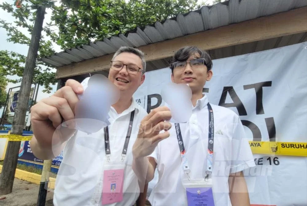 Boon Tsong (kiri) dan Jia Lee menunjukkan kertas catatan oleh PACA