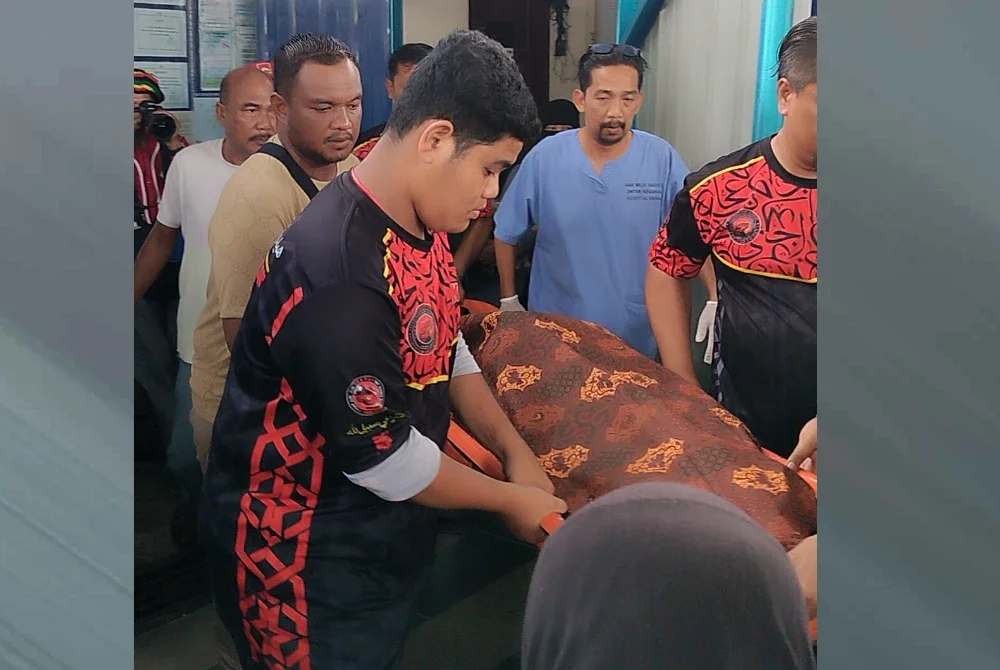 Jenazah Muhammad Hafiz Al Hakim dituntut keluarga kira-kira jam 12.25 sebelum dibawa menggunakan van jenazah ke masjid untuk diuruskan.