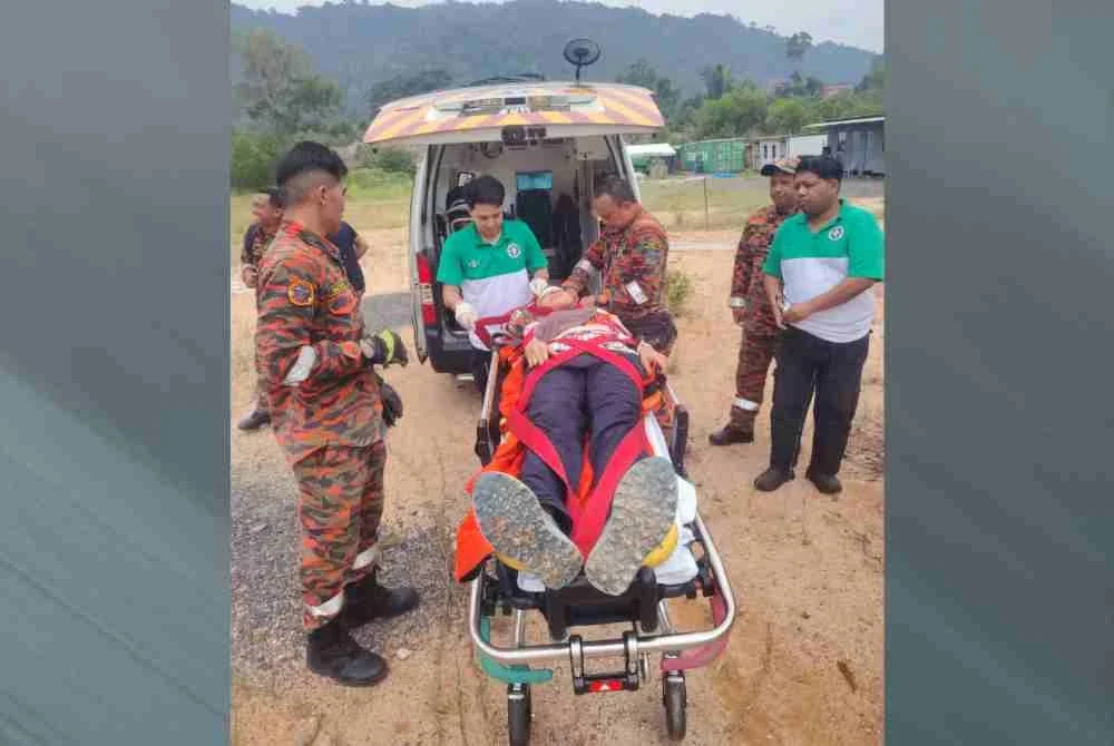 Mangsa dihantar ke hospital menggunakan ambulans selepas berjaya dibawa turun.