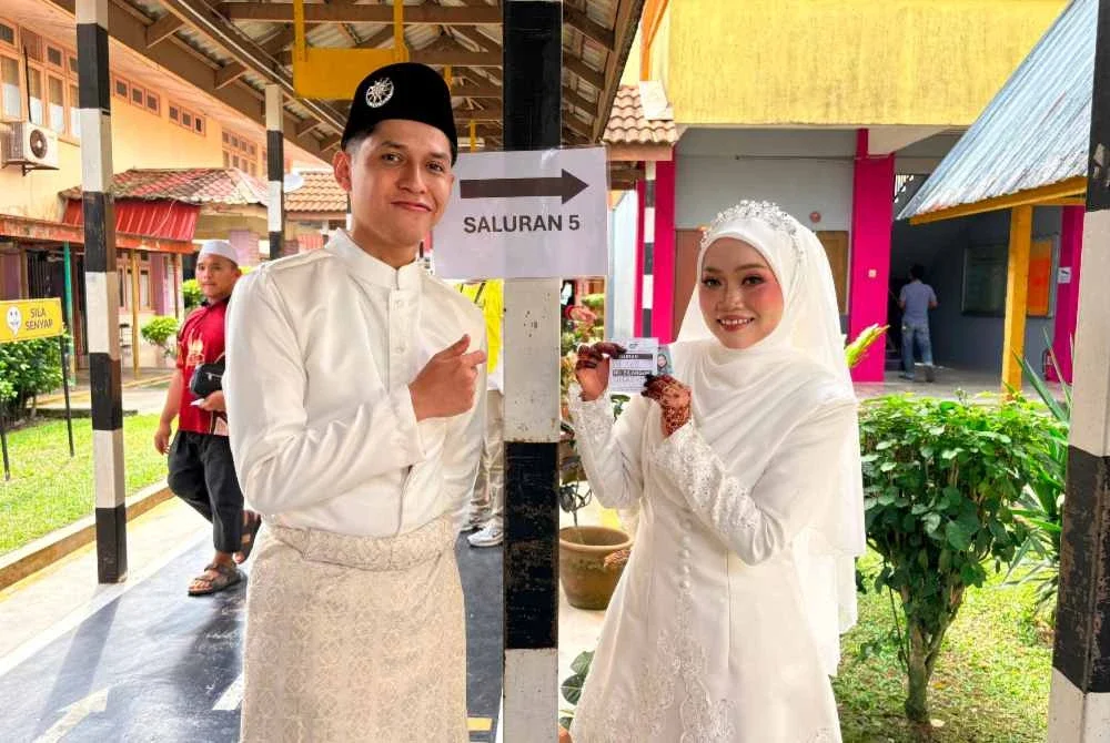 Fifi Nur Khairin mengabadikan momen bersejarah selepas membuang undi pada hari perkahwinannya yang berlangsung sempena PRN Johor.
