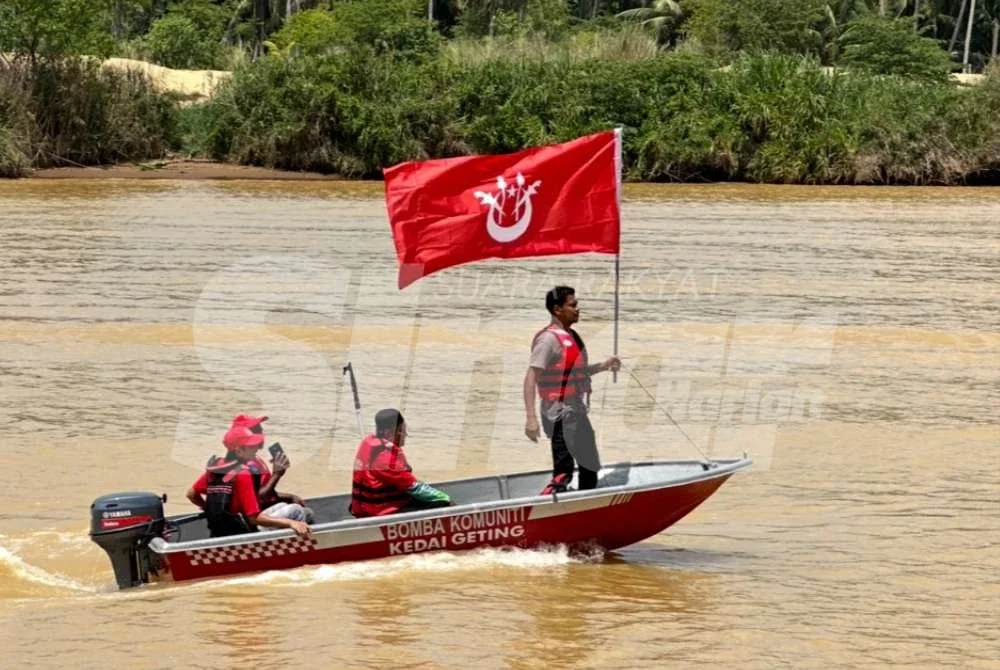 Lintas langsung bot oleh bomba komuniti dilakukan di Sungai Kelantan. Foto: ADILA SHARINNI WAHID 