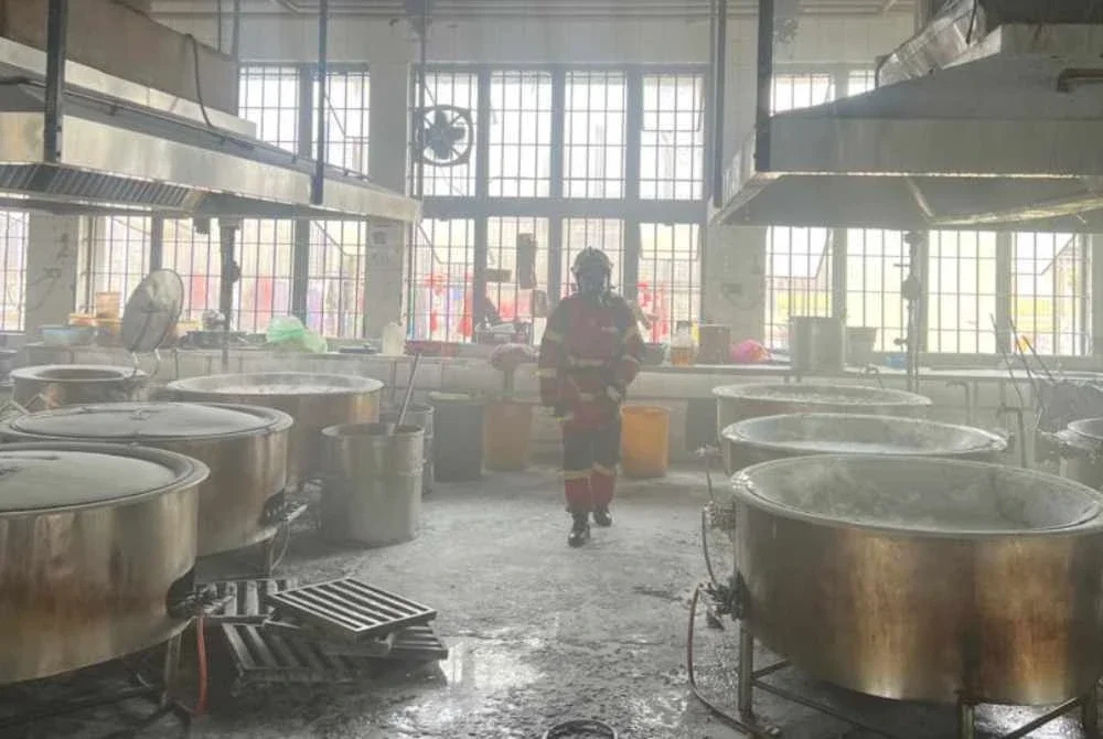 Kebakaran menjejaskan kira-kira 30 peratus bahagian bumbung dapur. - FOTO: JBPM Perak