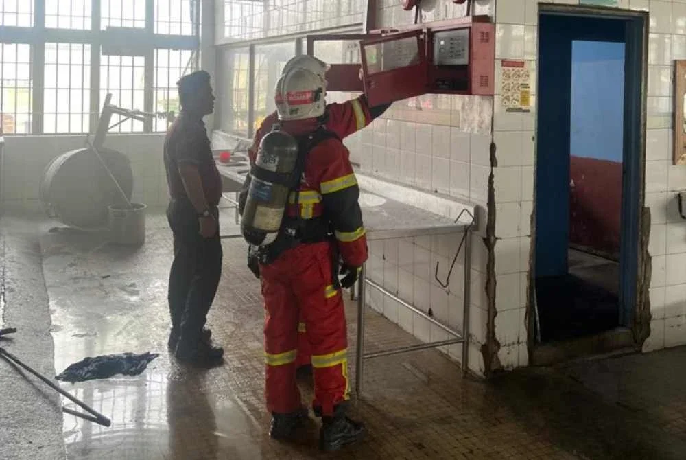 Anggota bomba melakukan pemantauan bagi memastikan tiada risiko kebakaran berulang. - FOTO: JBPM Perak