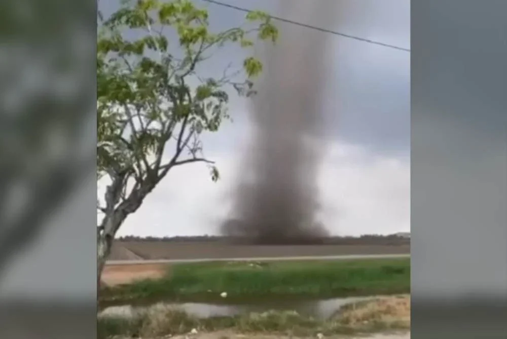 Tangkap layar video kejadian puting beliung dipercayai membadai di kawasan sawah di Jalan Tali Air 4, Sekinchan yang tular di media sosial.