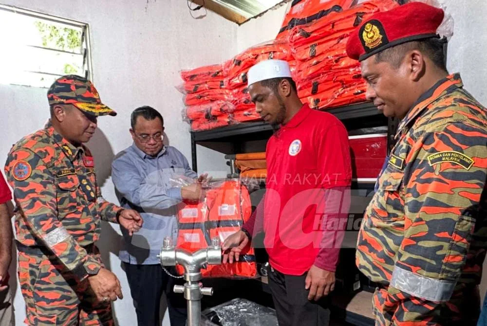 Peralatan memadam kebakaran yang ditempatkan di Fire Point Bomba Komuniti di Teluk Renjuna. Foto SINAR HARIAN/ADILA SHARINNI WAHID