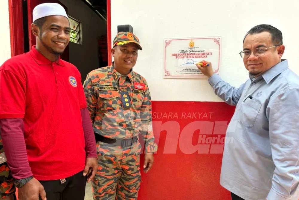 Farhan Sufyan (dua dari kiri) mengiringi Hilmi (kanan) yang menandatangi plak Fire Point Bomba Komuniti Bomba Komuniti Teluk Renjuna. Foto SINAR HARIAN/ADILA SHARINNI WAHID