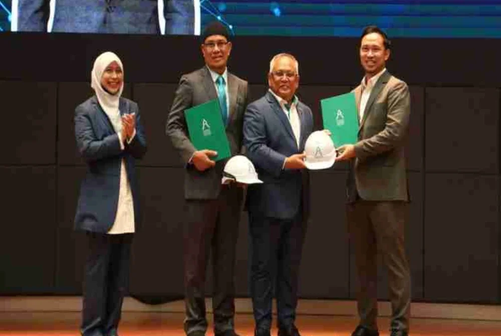 Izahar (dua dari kiri) dan anaknya, Muhammad Nushi (kanan) menerima pengiktirafan sebagai Arkitek Profesional daripada Lembaga Arkitek Malaysia (LAM) pada Majlis Pentauliahan Arkitek dan Pereka Bentuk Dalaman Baharu di Dewan Tan Sri Mahfoz Khalid, Kementerian Kerja Raya, Kuala Lumpur.