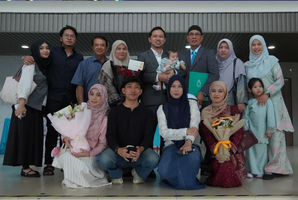 Izahar (belakang, tiga dari kanan) dan Muhammad Nushi (belakang, empat dari kanan) bersama keluarga mereka selepas menerima pengiktirafan sebagai Arkitek Profesional daripada Lembaga Arkitek Malaysia (LAM) pada Majlis Pentauliahan Arkitek dan Pereka Bentuk Dalaman Baharu di Dewan Tan Sri Mahfoz Khalid, Kementerian Kerja Raya, Kuala Lumpur.