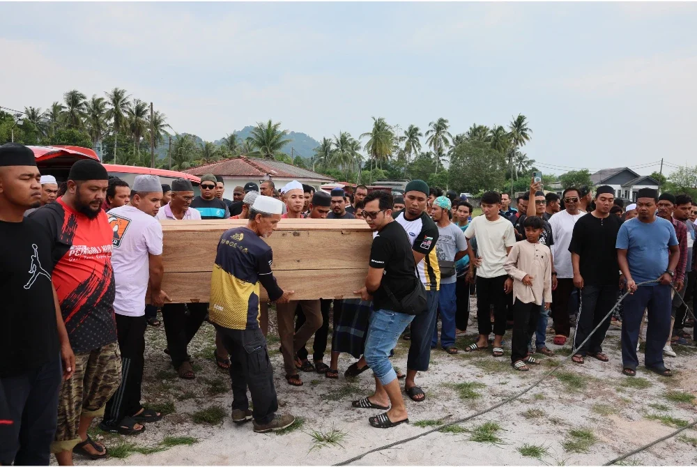 Jenazah Muhammad Hafiz Al Hakim dikebumikan di Tanah Perkuburan Islam Kampung Limbong, Paka di Dungun pada Sabtu.