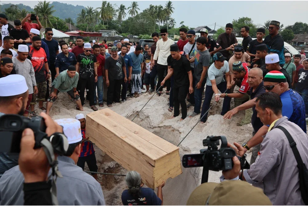 Jenazah Che Mohd Sufian dikebumikan di Tanah Perkuburan Islam Kampung Limbong, Paka di sini sekitar jam 4.45 petang pada Sabtu.