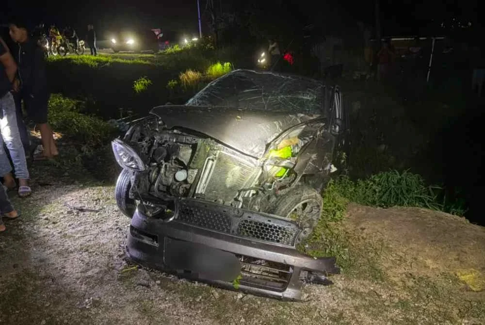Keadaan kereta mangsa yang remuk akibat kemalangan. - FOTO: PDRM