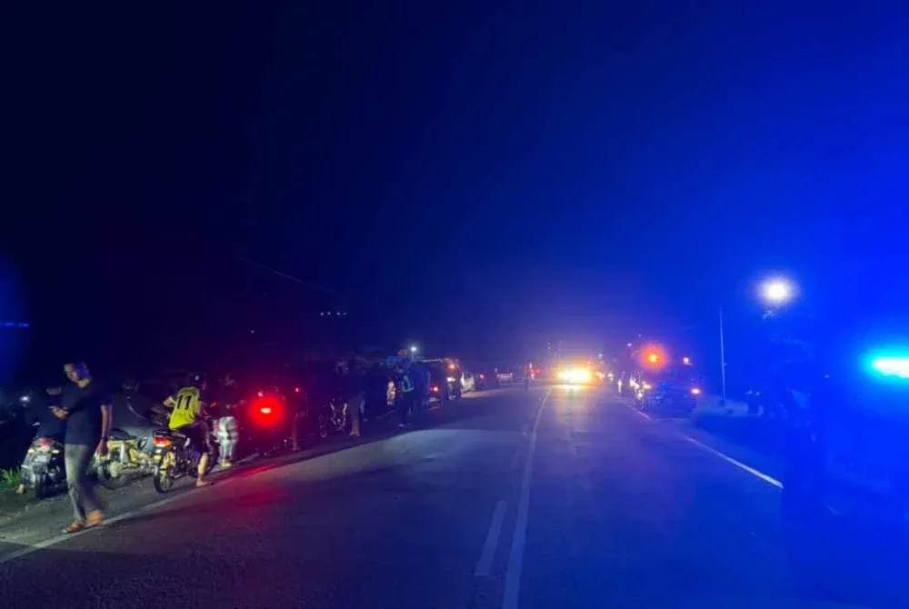 Kemalangan berlaku di KM30 Jalan Persekutuan Pasir Puteh-Kota Bharu berhampiran Simpang Kampung Banir Belikong di Pasir Puteh Jumaat. - FOTO: PDRM