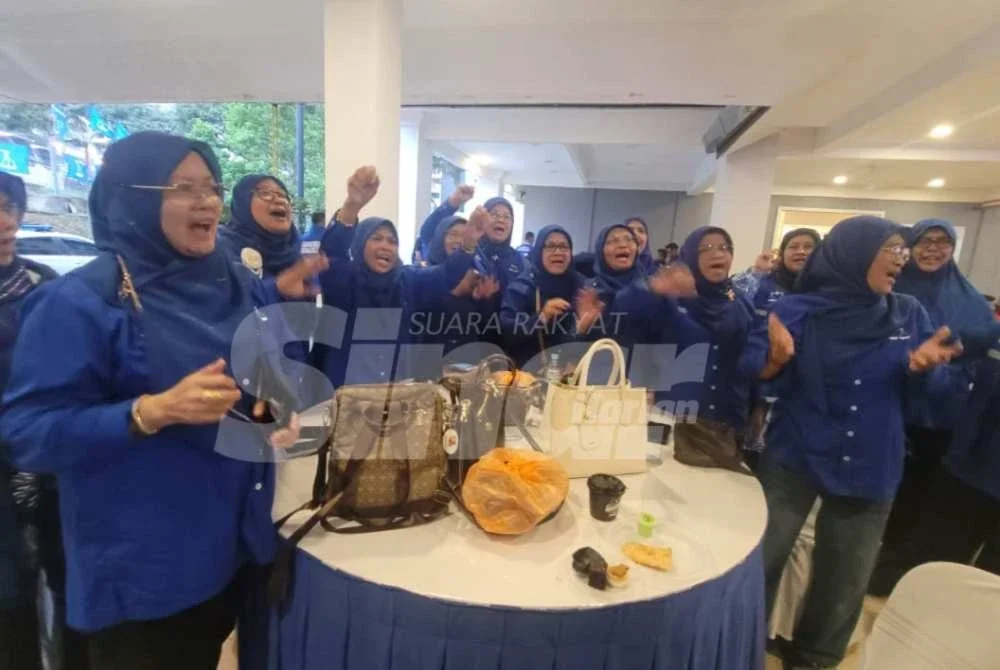Sorakan 'Maju Johor' dan 'Kita Menang' menggamatkan Bilik Gerakan Utama BN di Jalan Yahya Awal, Johor Bahru.