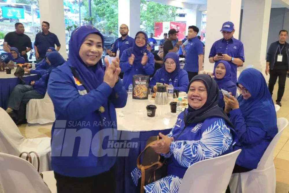 Sorakan 'Maju Johor' dan 'Kita Menang' menggamatkan Bilik Gerakan Utama BN di Jalan Yahya Awal, Johor Bahru.