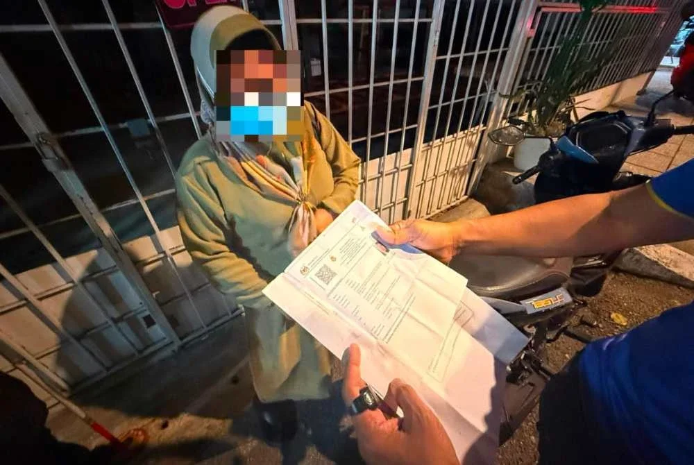 Operasi terbabit telah merampas tiga naskhah pasport Indonesia, barangan yang digunakan untuk menjalankan aktiviti mengemis dan wang tunai. Foto JIM