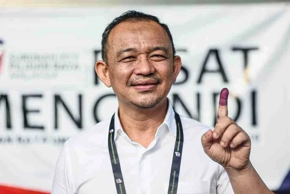 Calon Pakatan Harapan (PH) Dewan Undangan Negeri (DUN) Puteri Wangsa Dr Maszlee Malik mengundi pada Pilihan Raya Negeri (PRN) Johor ke-16 di Sekolah Jenis Kebangsaan (Cina) Tuan Poon, Simpang Renggam pada Sabtu. Foto Bernama