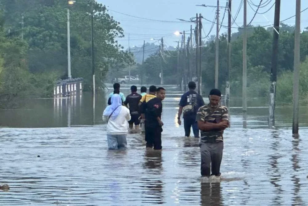 Keadaan banjir melanda Taman Rambai Indah dan sekitarnya susulan hujan lebat dan air pasang pada Sabtu.