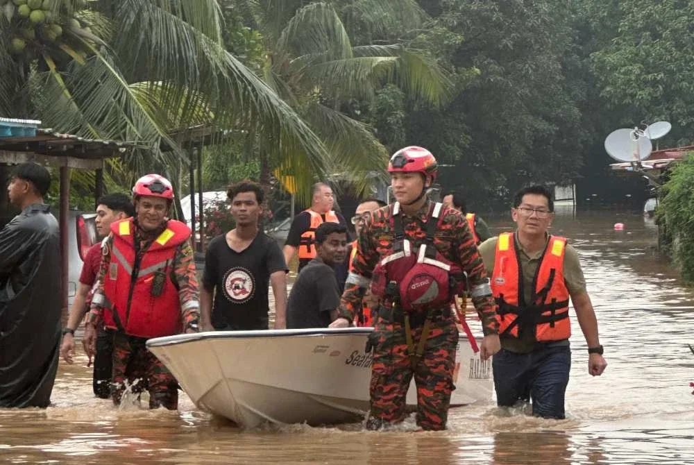Mangsa terperangkap dalam banjir dibawa keluar menaiki bot.