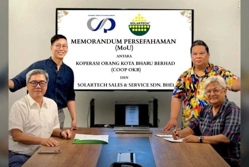 Nik Izani (duduk kanan) dan Roy Chok (duduk kiri) ketika sesi menandatangi MoU antara COOP OKB dan Solartech Sales & Service Sdn Bhd pada Isnin.