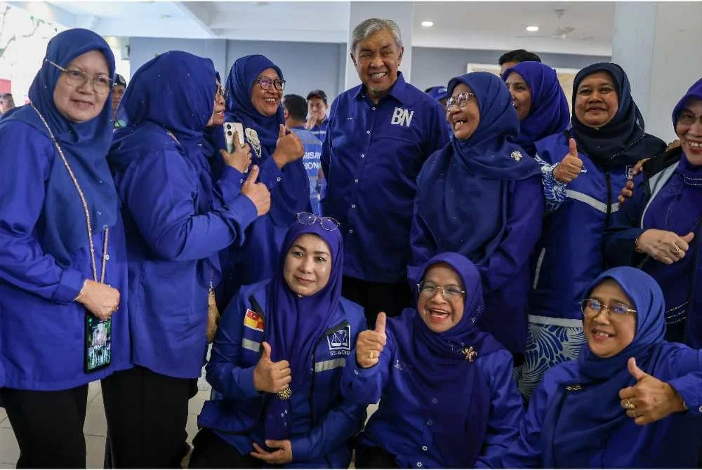 Ahmad Zahid (tengah) beramah mesra dengan ahli parti yang mengikuti perkembangan dan keputusan terkini PRN Johor ke-16 di Ibu Pejabat Badan Perhubungan UMNO Johor, Johor Bahru. Foto: Bernama
