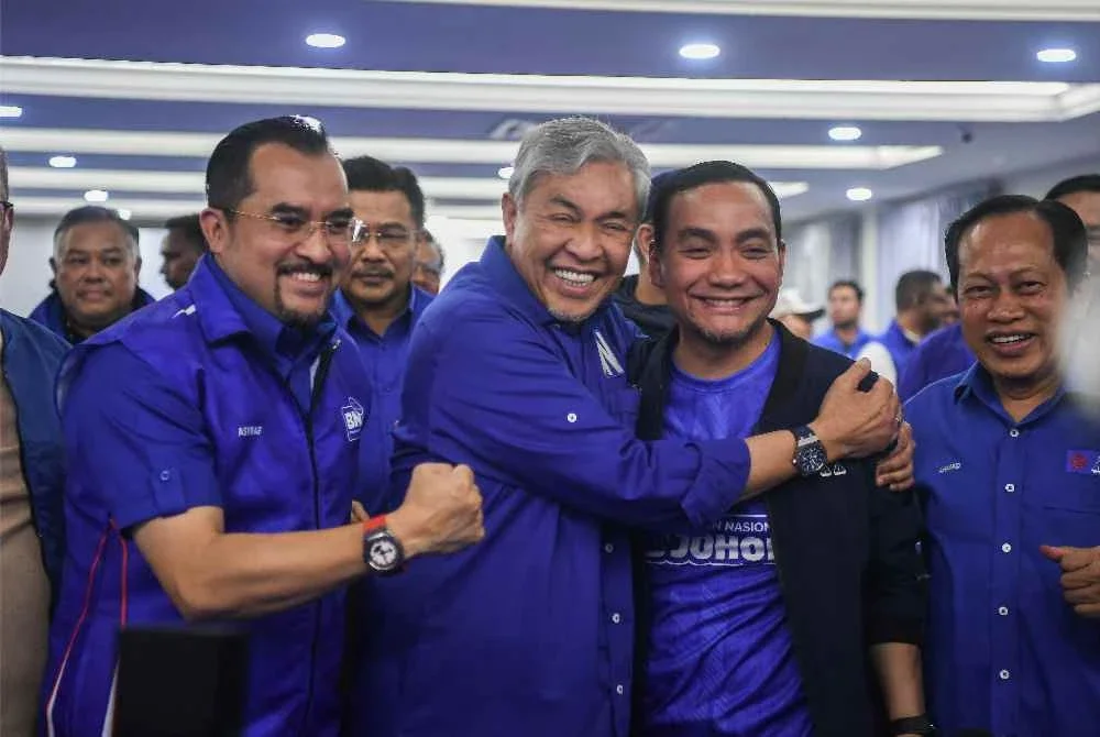 Timbalan Perdana Menteri merangkap Presiden Barisan Nasional, Datuk Seri Dr Ahmad Zahid Hamidi (tengah) bersama Onn Hafiz (kanan) selepas sidang media keputusan tidak rasmi PRN Johor ke-16 di Bangunan Perhubungan UMNO Negeri Johor pada Sabtu.