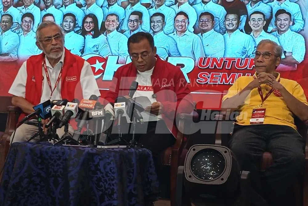Amirudin (tengah) ketika sidang akhbar di Pusat Informasi PH di Johor Bahru pada Sabtu.