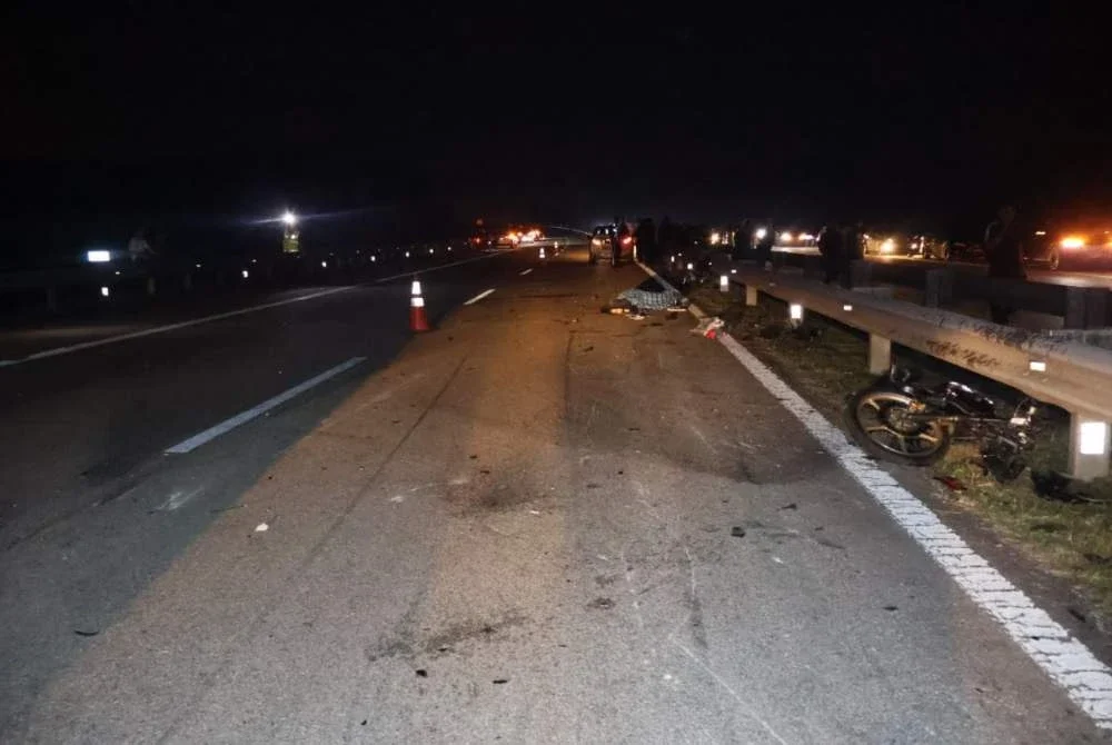 Lokasi kemalangan mengorbankan empat penunggang motosikal RXZ di KM246.4 LPT1 menghala ke Kemaman pada Sabtu.