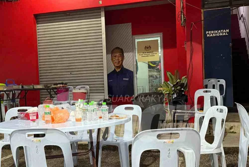 Keadaan lengang di Bilik Gerakan Utama Bersatu di Pagoh pada Sabtu.