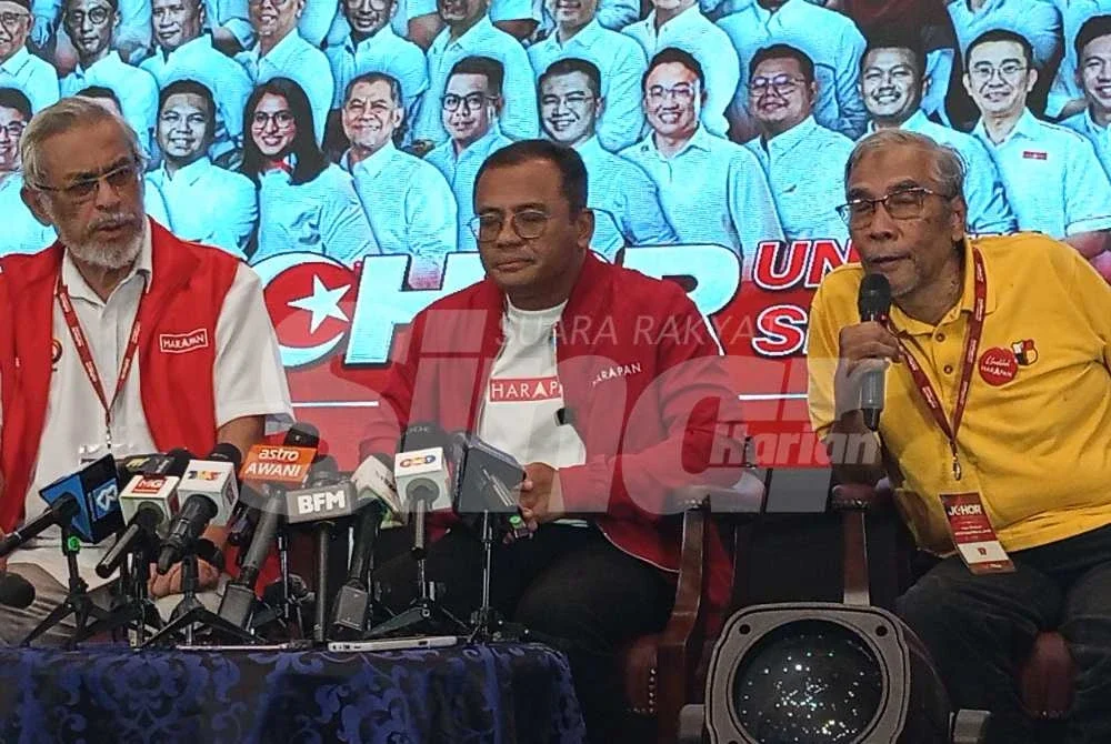 Amirudin (tengah) ketika sidang akhbar PH di Skudai pada Sabtu.